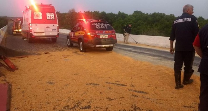 Caminhão cai de ponte em São Luís e motorista fica preso às ferragens