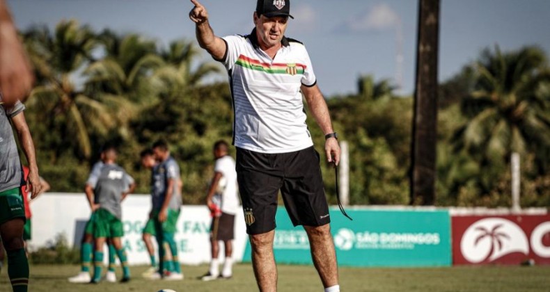 Sampaio anuncia renovação de contrato com técnico João Brigatti